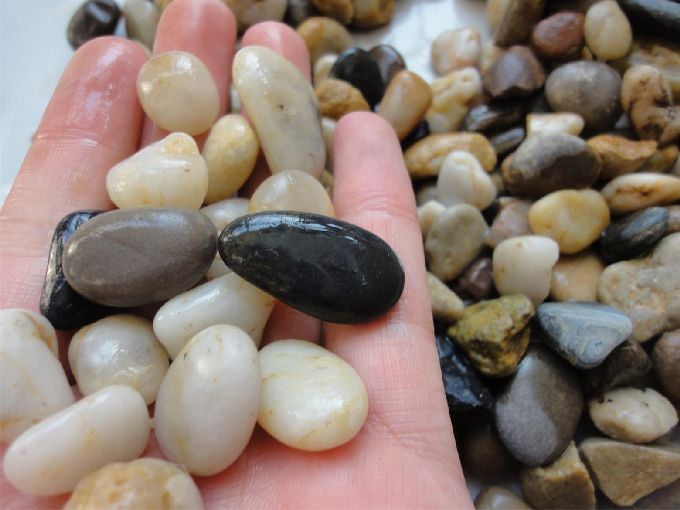 s680_光滑圆润天然鹅卵石滤料在手中.JPG